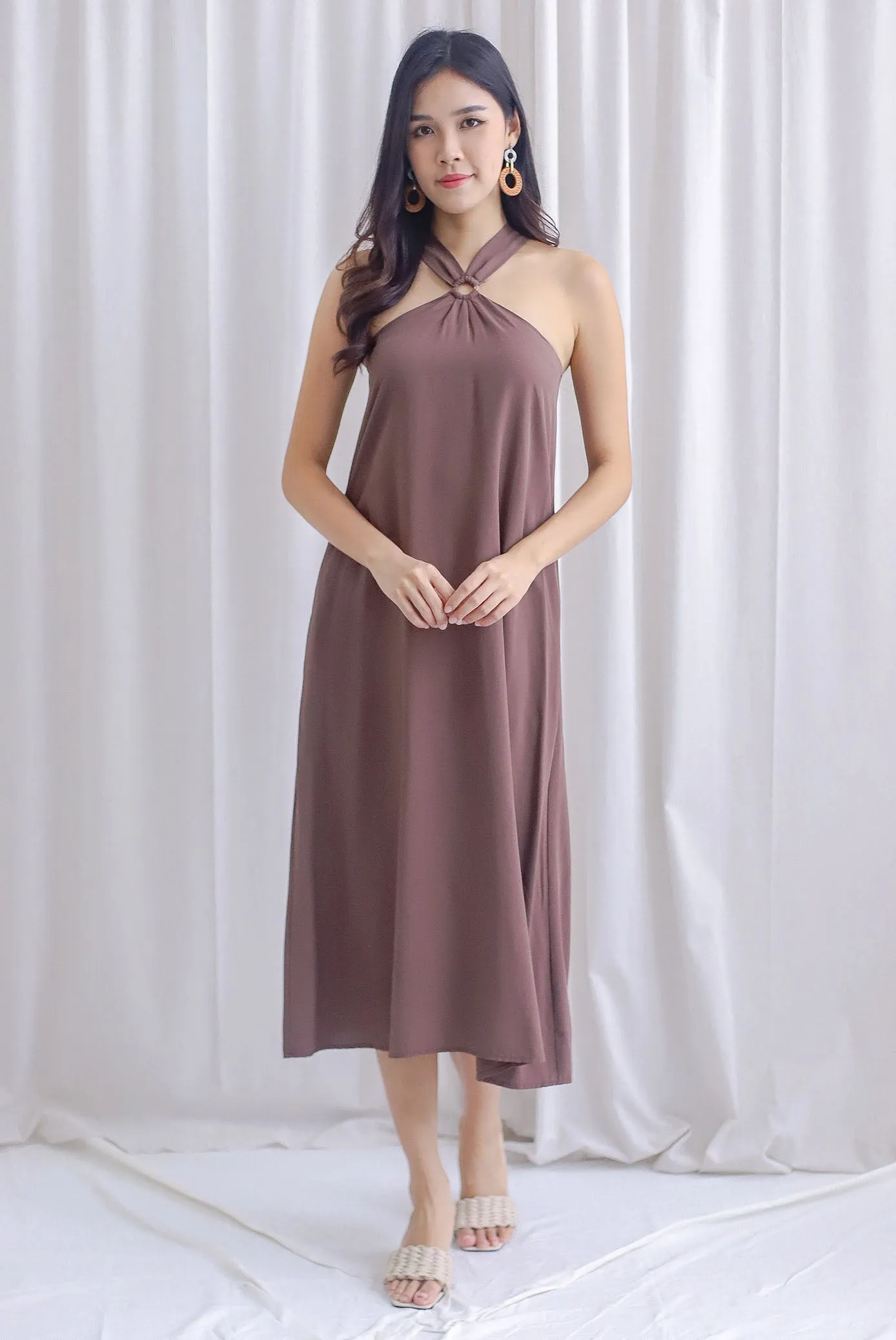 Ofelia Halter Loop Maxi Dress In Chocolate